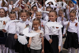 На праздничном митинге в поселке Рыздвяном. Фото Андрея Тыльчака.