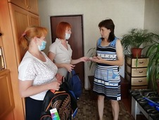 Представители ООО "Газпром трансгаз Ставрополь" вручают собранные средства многодетной маме
