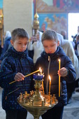 Юные гости благотворительного праздника на службе в Храме Рождества Христова