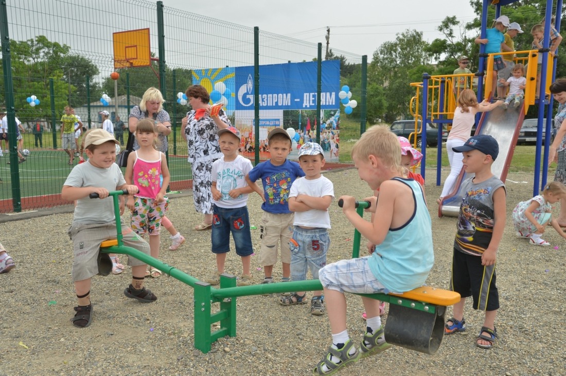 Новая детская площадка в селе Птичьем Ставропольского края.