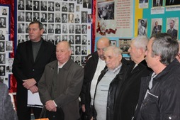 Ветеран Александр Суханов (третий справа) с жителями села Привольного
