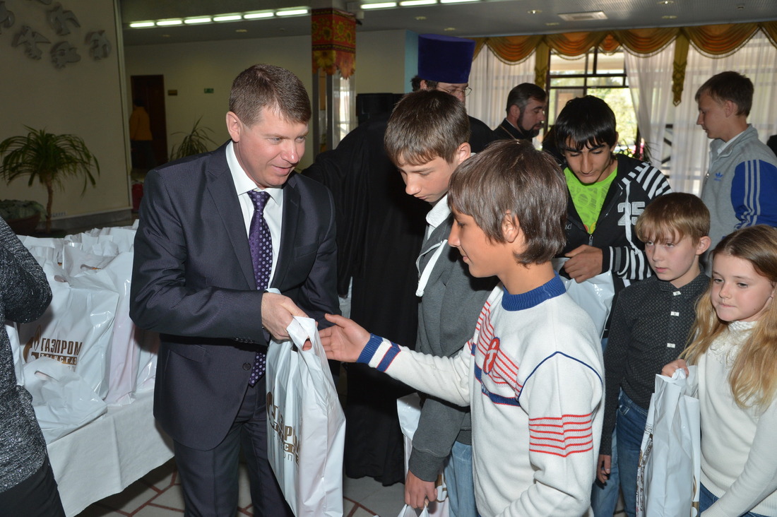 Заместитель генерального директора по управлению персоналом Андрей Берестовой вручает пасхальные подарки
