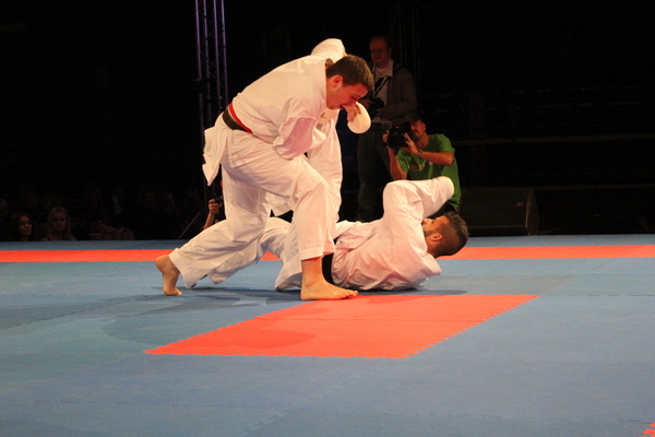В атаке мастер спорта международного класса по сетокан карате-до Сергей Мащенко