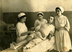 Раненый Иван Ходырев в госпитале в Тбилиси, 1944 год