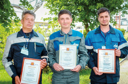 Денис Стахов (в центре) на конкурсе профмастерства, 2015 год