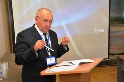 Куратор секции Борис Локтионов рассказывает о регламенте выступлений