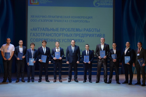 Алексей Завгороднев (в центре) в победителями конференции. Фото Андрея Тыльчака