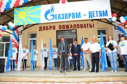 Алексей Завгороднев поздравляет школьников с открытием нового спортивного объекта