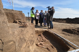 Журналисты региональных СМИ на месте проведения раскопок. Фото Андрея Тыльчака