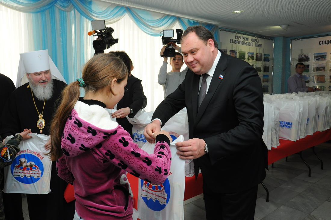 Алексей Завгороднев вручает пасхальные подарки юным гостям праздника