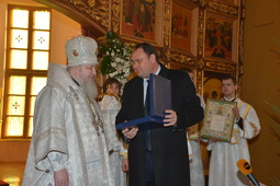 А. Завгороднев вручает владыке Кириллу панно с изображением храма Рождества Христова