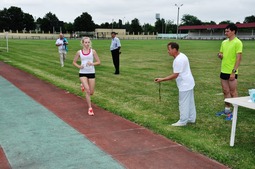 Финиш победительницы женского забега на 1000 метров Алины Степиной (Ставропольское ЛПУ МГ)
