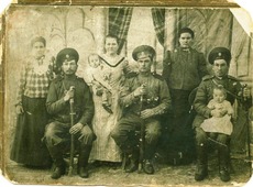 Семья Коноваловых (справа), 1914 год.