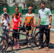 Участники благотворительного марафона "Бег из темноты" с юными велолюбителями города Ставрополя