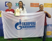 Софья Милованова (в центре) с тренером Геннадием Полупановым на первенстве России в Волгограде