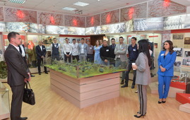 Молодые работники в выставочном зале ООО "Газпром трансгаз Ставрополь"