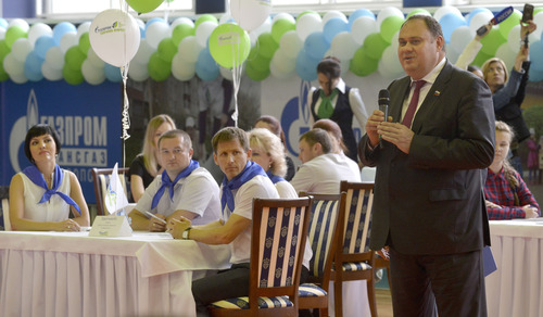 Генеральный директор ООО "Газпром трансгаз Ставрополь" Алексей Завгороднев приветствует участников интеллектуальной игры