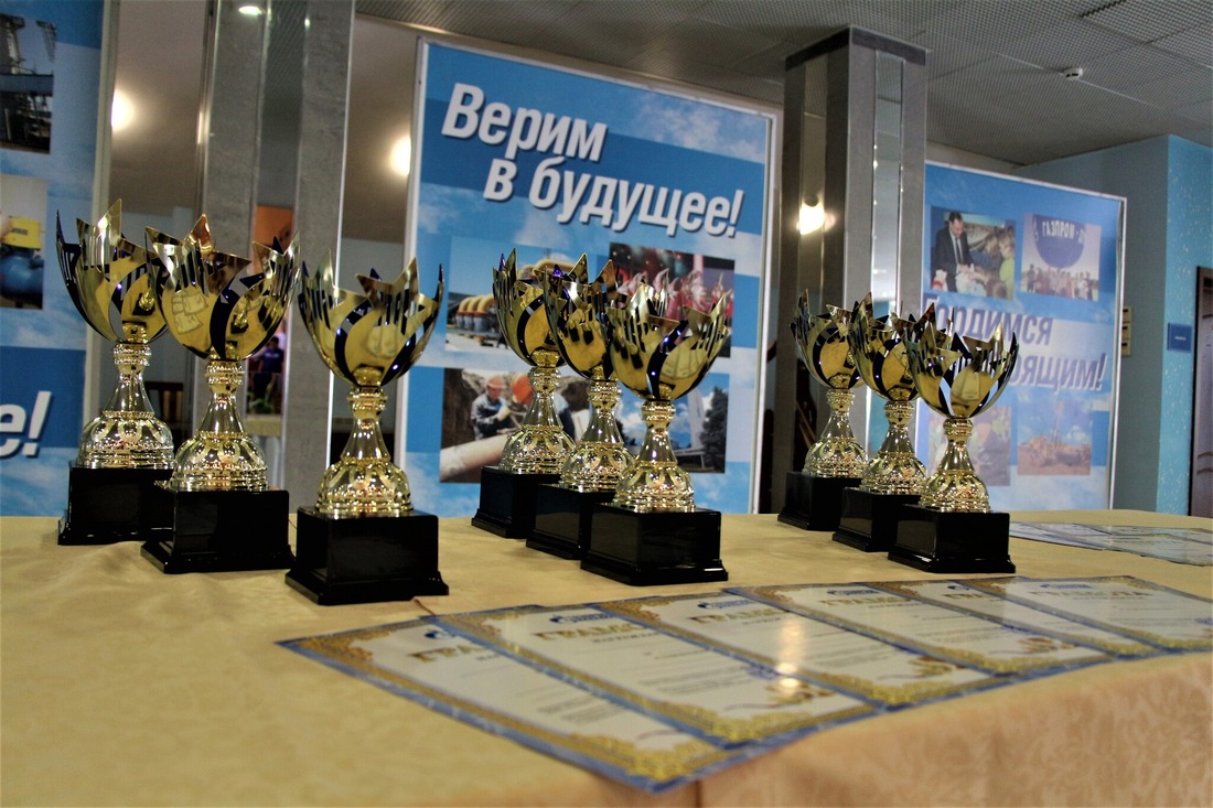 Кубки победителей корпоративного турнира. Фото Елены Волошиной