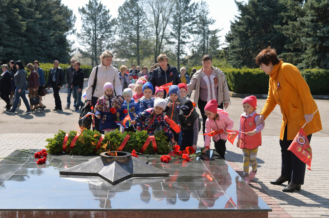 Возложение цветов к мемориалу Огонь вечной славы (село Птичье, Ставропольский край).