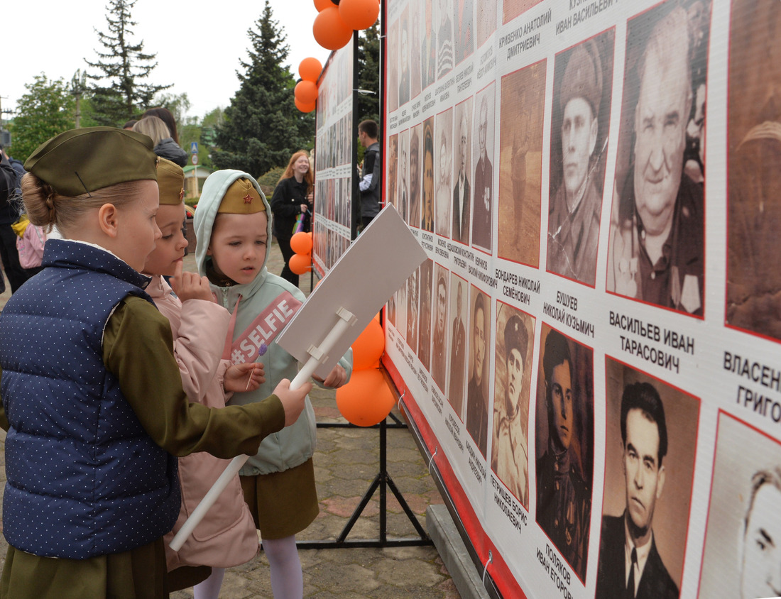 У Стены Памяти юные жители поселка Рыздвяного