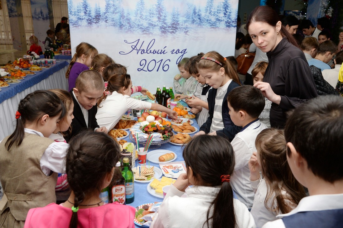 Во Дворце культуры и спорта ООО "Газпром трансгаз Ставрополь" детей ждали угощения и подарки