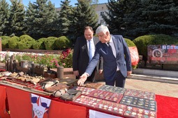 Выставка Астраханской областной общественной организации, посвященная Великой Отечественной войне.