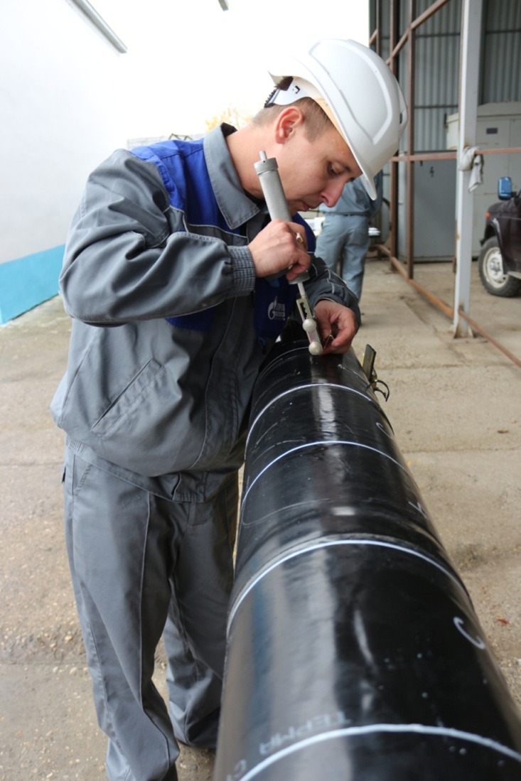 Контроль адгезии (сцепления поверхностей) изоляционного покрытия трубопровода проводит Николай Печенкин