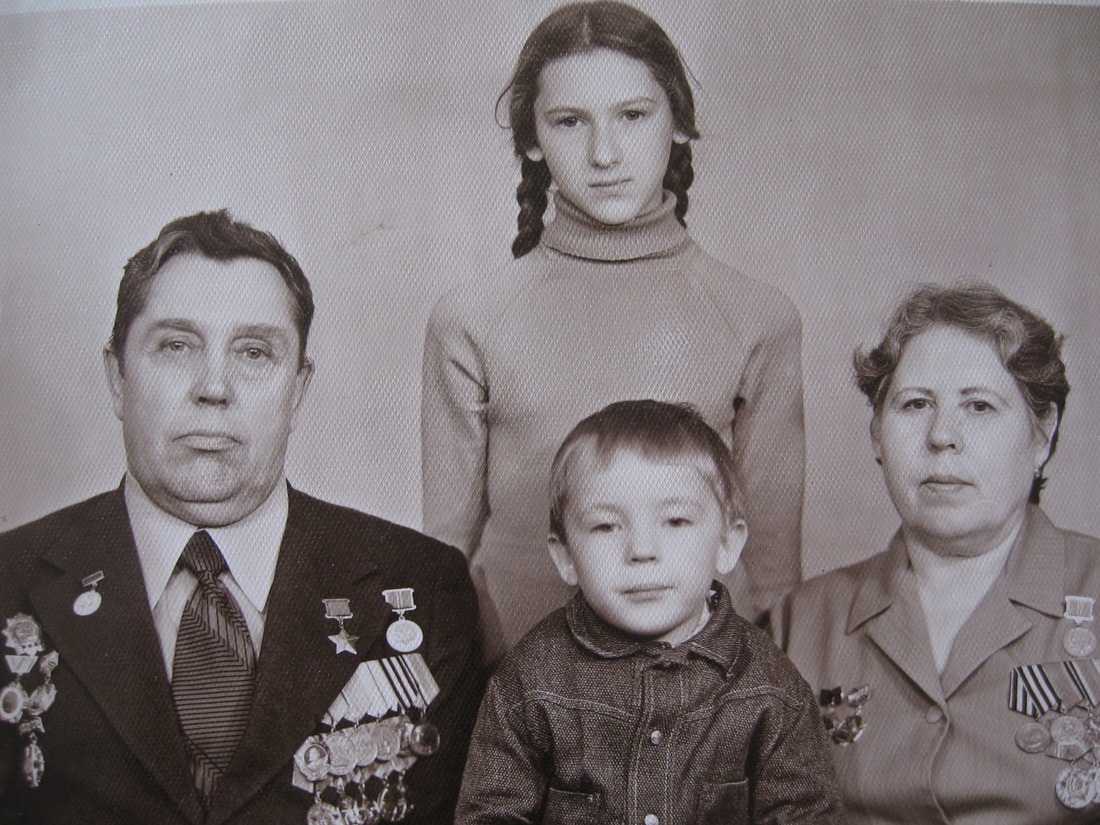 Дмитрий Квитович с супругой Еленой Ивановной и внуками Еленой и Дмитрием