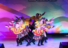 С танцем "Сороконожка" выступает младшая группа хореографического ансамбля "Задумка"