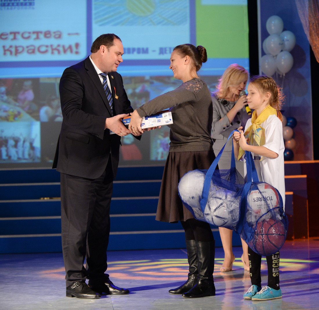 Подарки от ООО "Газпром трансгаз Ставрополь" получили все гости праздника.