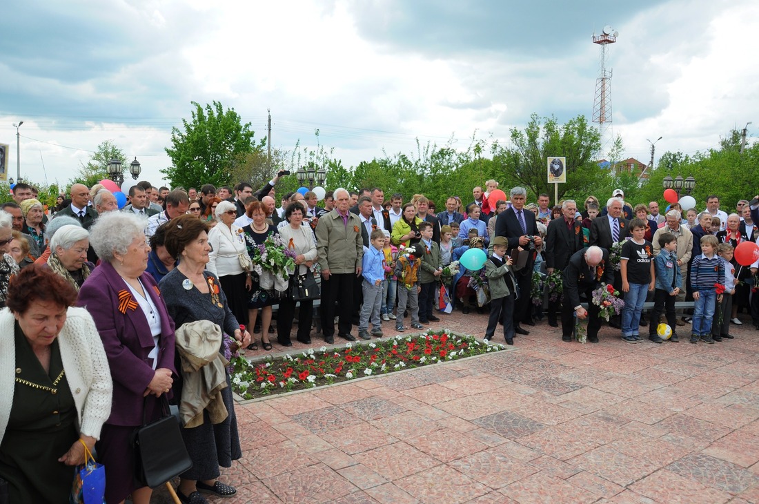 Торжественная церемония открытия мемориала "Вечный Огонь" в Астраханском ЛПУ МГ