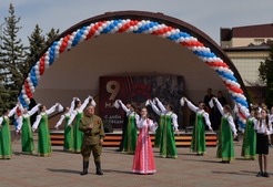 Праздничный концерт на центральной площади поселка Рыздвяного. Фото Андрея Тыльчака