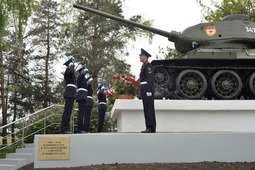 Кадеты у обновленного мемориала "Танк Т-34"