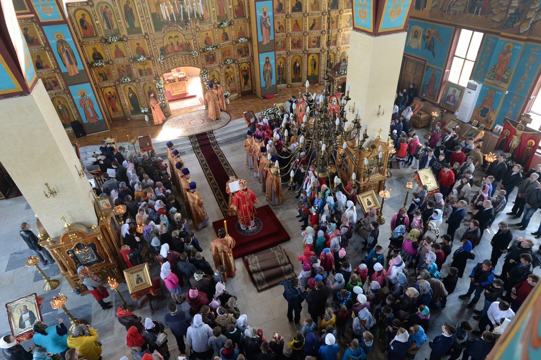 Праздник начался с богослужения в храме Рождества Христова пос. Рыздвяного