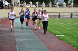 Участницы забега на 1000 метров среди женщин 20-34 лет