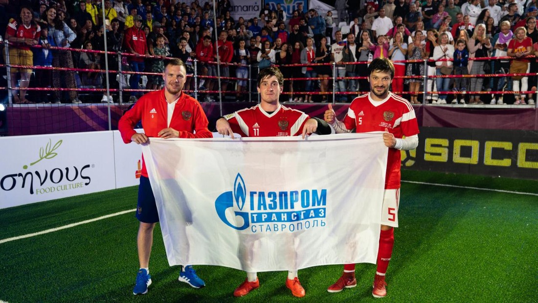 Слева направо: Александр Куксов, Рустам Рамазанов и Заурбек Икоев на чемпионате мира по футболу "6 на 6", Греция, 2019 год.