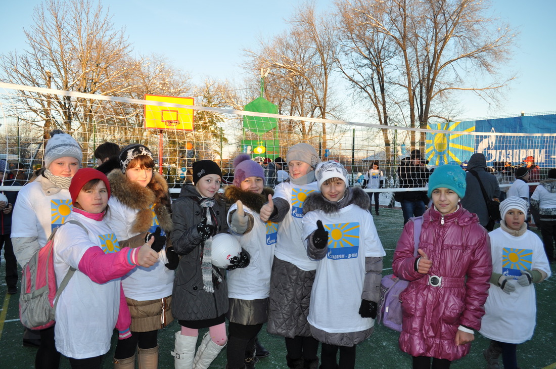 На новой многофункциональной спортплощадке, построенной в рамках программы "Газпром — детям".