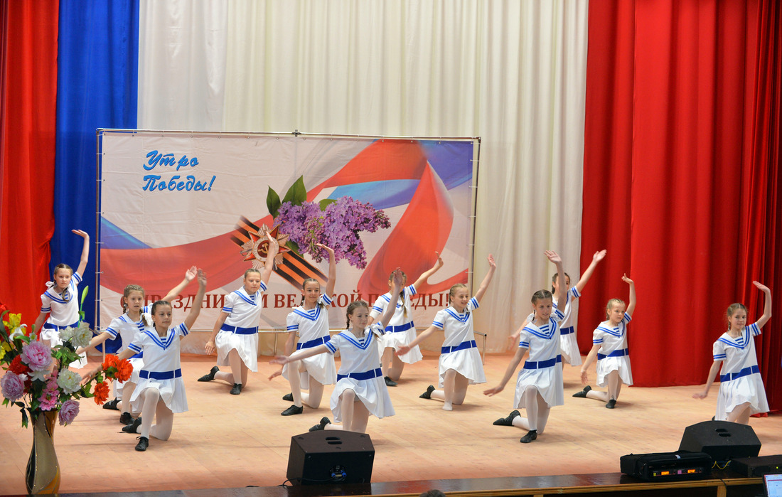 Хореографический ансамбль "Незабудка" представил танцевальный номер.