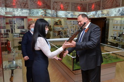 Алексей Завгороднев передает найденные военные артефакты в музей ООО "Газпром трансгаз Ставрополь"