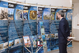 Гости научно-практической конференции осматривают презентационный стенд о деятельности ООО "Газпром трансгаз Ставрополь"