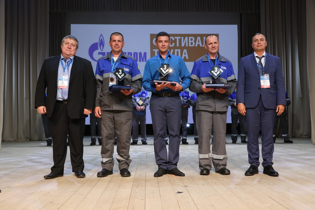 Роман Павленко (второй слева) — серебряный призер в номинации «Лучший кабельщик-спайщик».