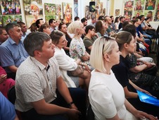 Около сотни работников предприятия посетили фотовыставку. Фото Ларисы Ивановой.