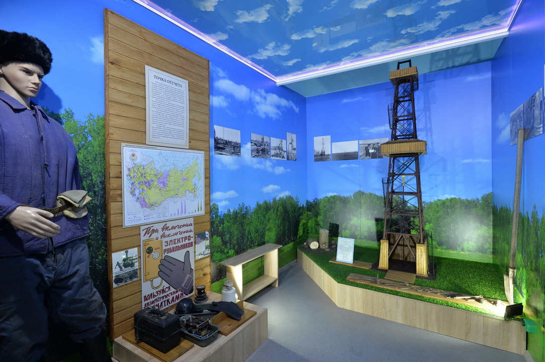 Главный экспонат зала — макет башенной буровой вышки 1950-1970-х годов