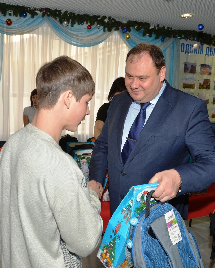 Генеральный директор ООО "Газпром трансгаз Ставрополь" Алексей Завгороднев вручает рождественские подарки