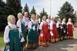 Хор исполняет песни о Великой Отечественной войне. Фото Андрея Тыльчака