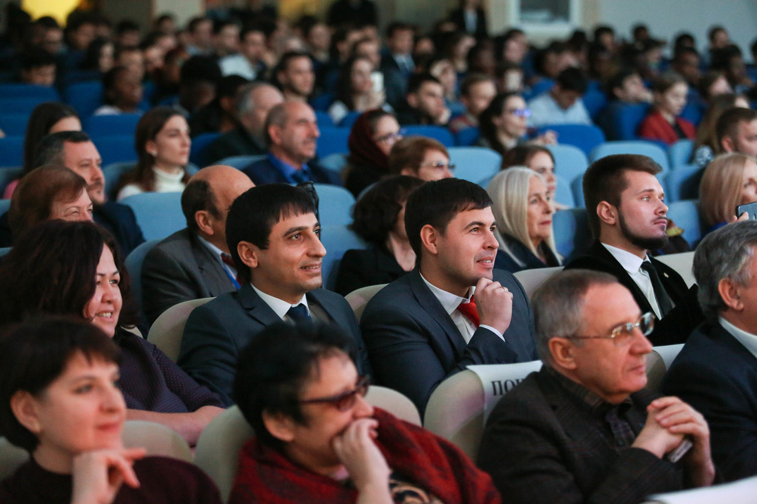 В зрительном зале собрались студенты и выпускники СКФУ. Фото пресс-службы СКФУ