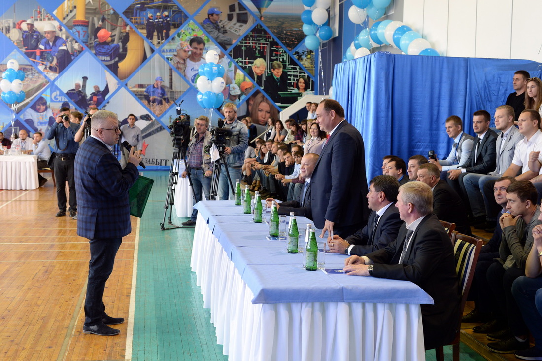 Алексей Блинов приветствует генерального директора ООО "Газпром трансгаз Ставрополь" Алексея Завгороднева
