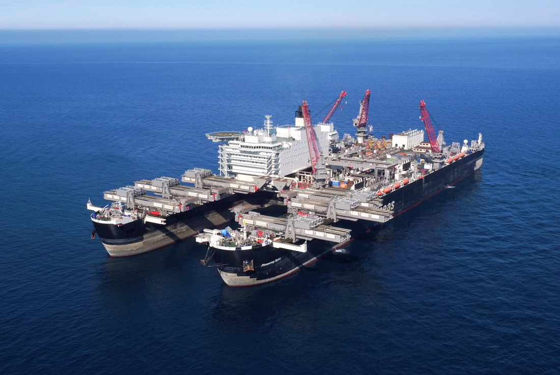 Для строительства глубоководного морского участка газопровода «Турецкий поток» использовалось крупнейшее в мире строительное судно Pioneering Spirit. Фото с интернет-сайта ПАО «Газпром»