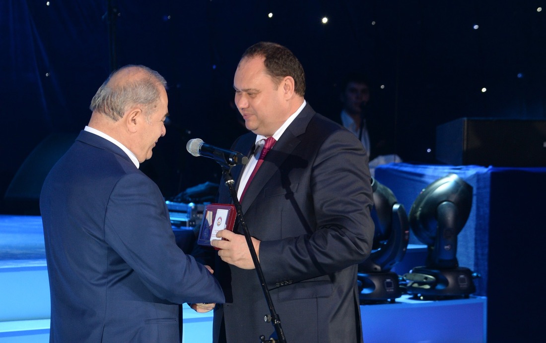 Председатель Правительства Республики Южная Осетия Доменти Клумбегов награждает Алексея Завгороднева