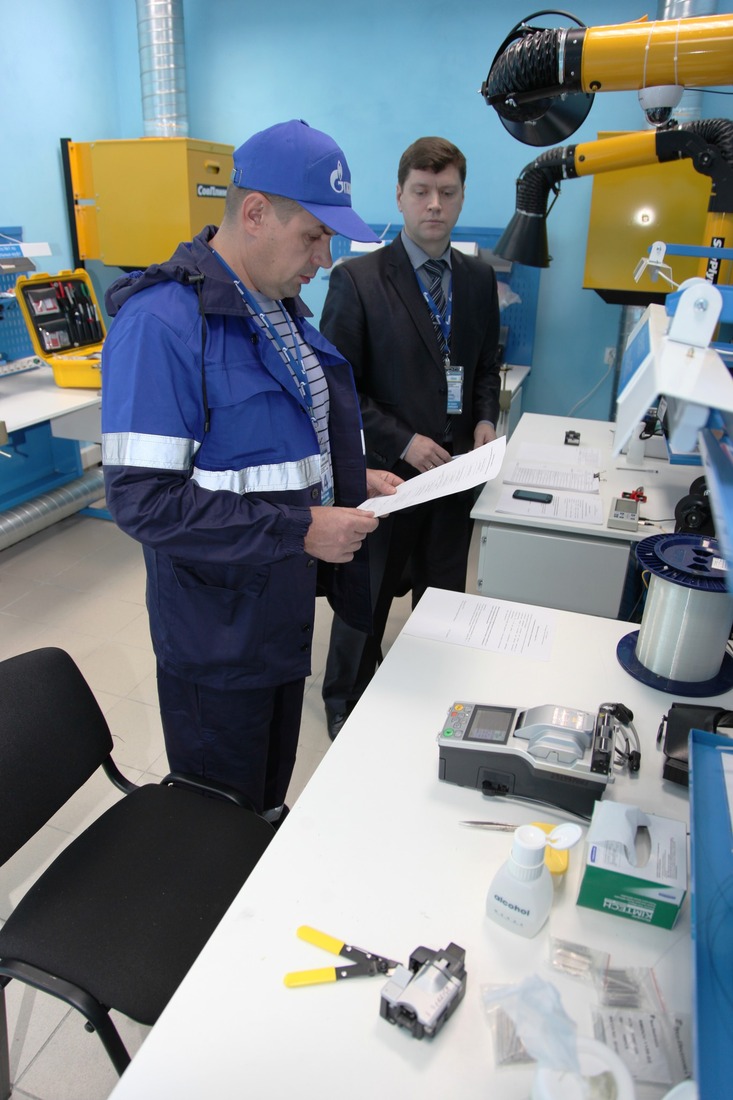 Роман Павленко выполняет практическое задание на конкурсе кабельщиков-спайщиков ПАО "Газпром"